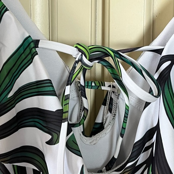 Sporlike NWT V-Neck Ruffle One Piece Swimsuit Women’s Size Medium Bathing Suit - Picture 6 of 11